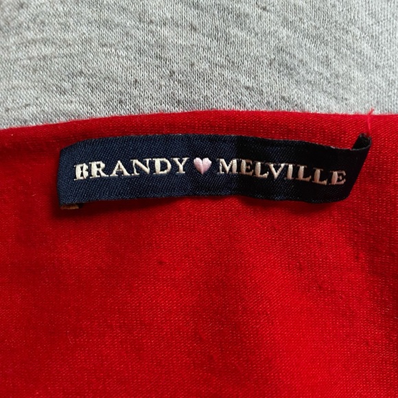 Red crop top with low neckline - Picture 2 of 3